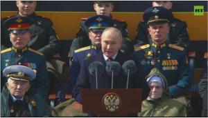 普京在阅兵式上与二战老兵握手致意！