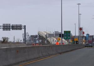 美国撞桥事故残骸拆除作业推迟 恶劣天气阻碍进展