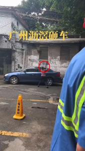 广州沥滘街一老太手持铁锤砸毁十几辆汽车？街道办：警方已介入