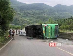 重庆一大巴车侧翻致1死4伤 原因调查中