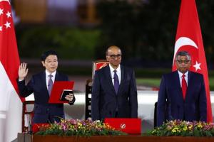 外媒：新加坡总理面临内政外交考验 继承与创新之路