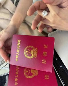汪小菲领完结婚证带妻子办签证 从恋人成为了夫妻往事随风吧