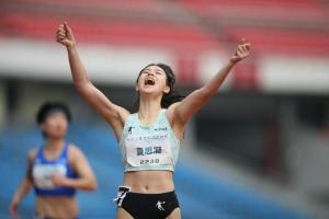 夏思凝夺女子100米栏冠军 刷新个人最佳战绩