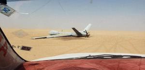 也门方面打击美死神无人机画面曝光 沙漠中机身完整