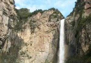 游客能不能向“水管瀑布”景区索赔 人造奇观引争议