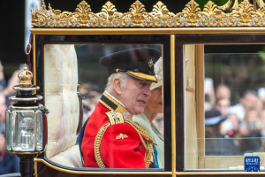英国举行皇家阅兵式庆祝国王生日 风雨无阻的庆典