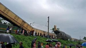 印度列车相撞事故已致15死60伤 西孟加拉邦悲剧