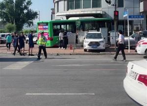 公交车为避让小车撞上银行大门 4乘客轻伤，1人重伤