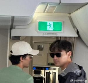 网友飞机上偶遇胡歌吴磊 两个人都好酷！