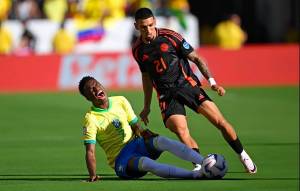 被动挨打太狼狈！凶狠犯规引爆冲突 小熊肘击J罗 巴西美洲杯3轮1胜 小组第二迎战乌拉圭