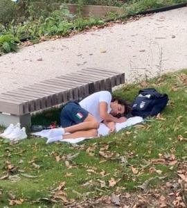 意大利奥运冠军睡公园草地上 抗议住宿条件差