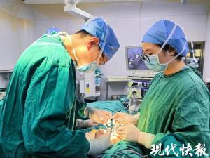 小伙乳房发育不敢抬头走路 微创手术助其重拾自信