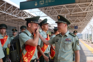 退伍老兵告别军营时哭成泪人 致敬军旅，踏上新征途