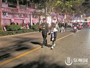 女孩跨年夜迷路民警开启带娃模式 暖心守护直至团圆