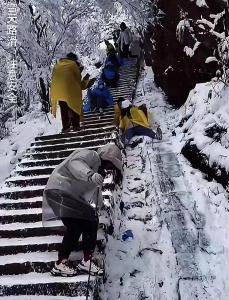 黃山大雪游客從臺階飛滑而下 驚險一幕引關注