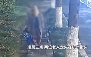 老爺爺和老伴迷失街頭挽手坐路邊