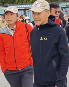 赵雅芝张朝阳同框跑马拉松 明星齐聚威海马拉松