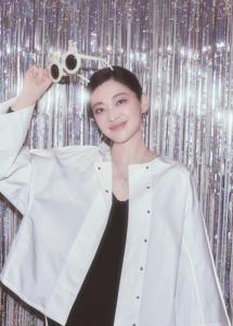 梅婷曬照慶50歲生日 老公花臂搶鏡 幸福家庭引關(guān)注