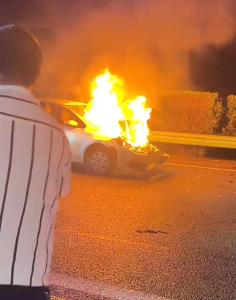 高速遇車輛起火 四川一家人幫忙滅火 英勇救援獲贊