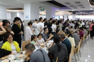 榮昌政府食堂爆滿飯蒸了1000斤 游客涌入引發(fā)城市治理思考