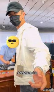 李澤鋒被粉絲蹭托運(yùn) 重新定義“粉絲服務(wù)”