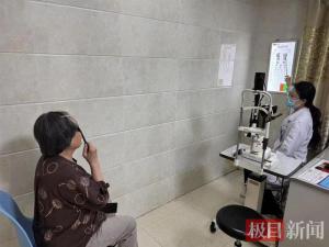 老人每晚摸黑刷手機確診青光眼 黑暗中玩手機風險高