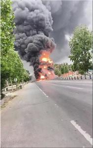 河南一油罐車公路上起火 熊熊大火引發(fā)關注
