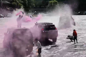 當(dāng)?shù)貙?duì)越野車漂移事件致歉 景區(qū)管理疏忽引發(fā)關(guān)注