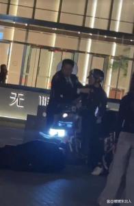 外賣員騎車被小區(qū)保安推倒,？雙方發(fā)聲 停車爭議引發(fā)熱議