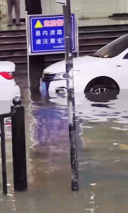 廣州網(wǎng)友稱今天暴雨中開車如開船 街道積水嚴(yán)重
