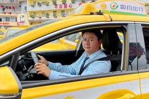 司機(jī)追還乘客錯(cuò)付的百倍車費(fèi) 誠(chéng)信之舉獲贊