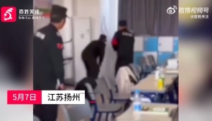 保安教室內(nèi)掄棍打死流浪狗 知情學(xué)生：很多人目睹