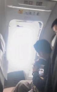 乘客飛機(jī)上開(kāi)安全出口 男子已被警方帶走