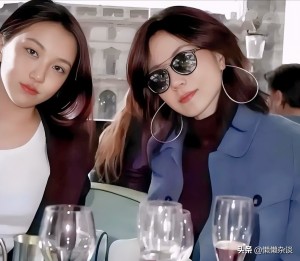 王菲小女儿李嫣和好友逛街 兔唇消失 颜值逆袭引热议