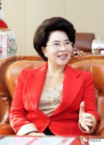 韓國(guó)93歲女校長(zhǎng)回應(yīng)保持童顏 多喝水不煙酒秘訣