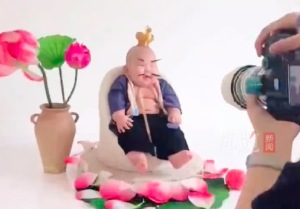 萌娃拍百天照cos太乙真人被認(rèn)成擺件