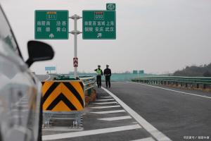 高速倒車(chē)扣12分男子稱(chēng)我媳婦說(shuō)倒 僥幸心理釀險(xiǎn)情