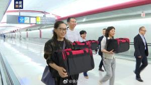 抱文物的工作人員笑容藏不住 國寶回家引發(fā)喜悅