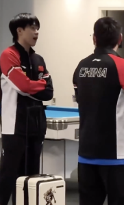 王楚欽稱得虧拿副板打了世界杯,！