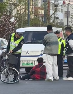 沈騰小品《扶不扶》具象化了,！