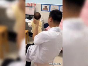 醫(yī)生給斜頸寶寶做治療 畫面萌翻眾人