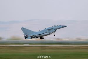 “爭氣機”殲-10的故事有多令人動容 從圖紙到藍天的傳奇