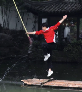 00后男生舞紅纓槍俠氣拉滿 網(wǎng)友：帥是一種感覺