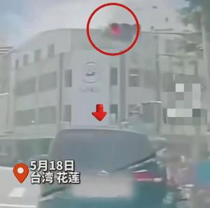 臺灣汽車失控猛沖進(jìn)早餐店 13人受傷驚魂一刻