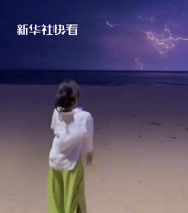 這一刻氛圍感拉滿,！女生錄跳舞視頻閃電“作伴”