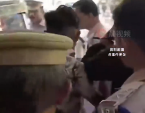 女子縱容男友奸殺2歲女兒,，兩人因強(qiáng)奸、謀殺等罪名被捕