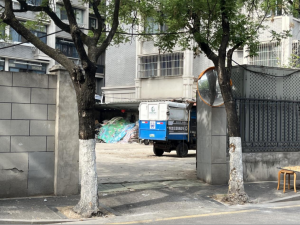 垃圾車(chē)停車(chē)場(chǎng)緊鄰居民樓 異味擾民引關(guān)注