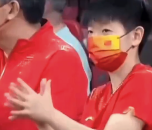 孫穎莎隊友每贏一個球她就帶頭鼓掌，給足隊友情緒價值~~
