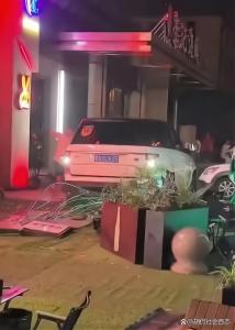 太原一路虎車橫沖直撞 路人紛紛避讓 危險駕駛引熱議