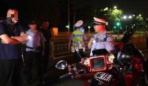 北京大興警方嚴(yán)查炸街摩托 夜查行動(dòng)見(jiàn)效